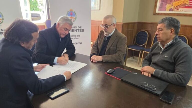 Firma de convenio entre el ministro de Producción de Corrientes y representante de Biotoken