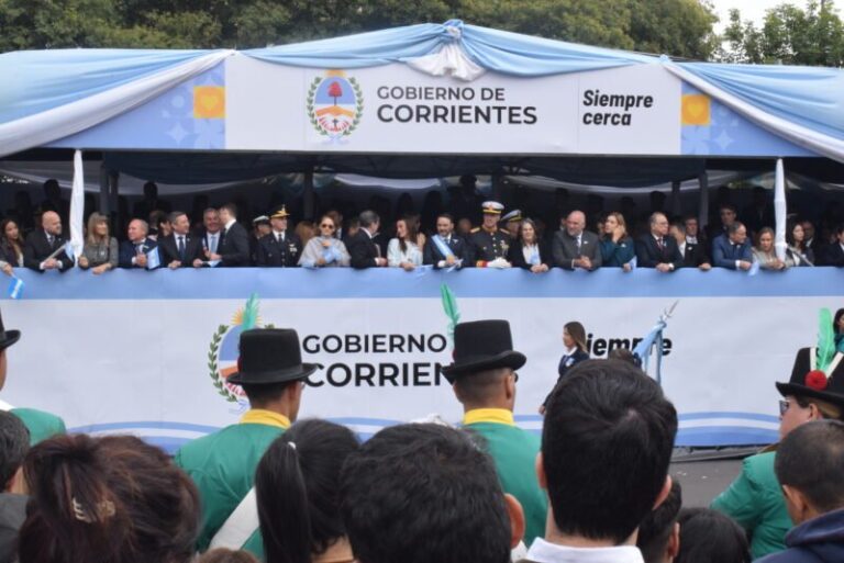 Desfile cívico-militar por el 25 de Mayo en la Costanera de Corrientes