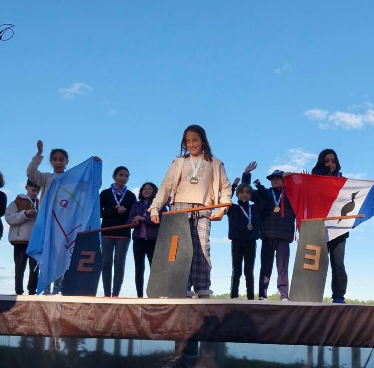 Delegación de la escuela de optimist del Club de Regatas Corrientes en el Desafío Totora 2026