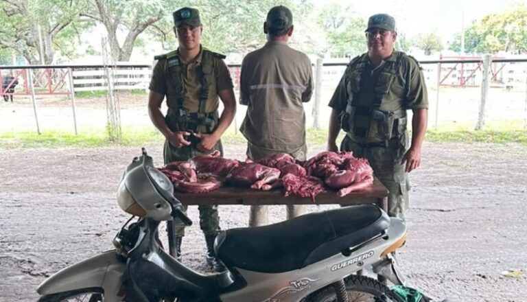 Moto 110 con maleta y elementos secuestrados en operativo policial rural