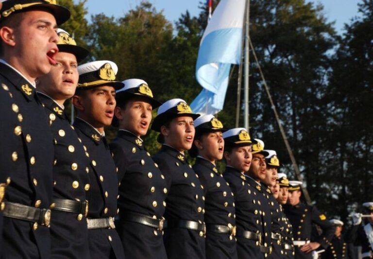 Marinos argentinos en cubierta de un buque de la Armada