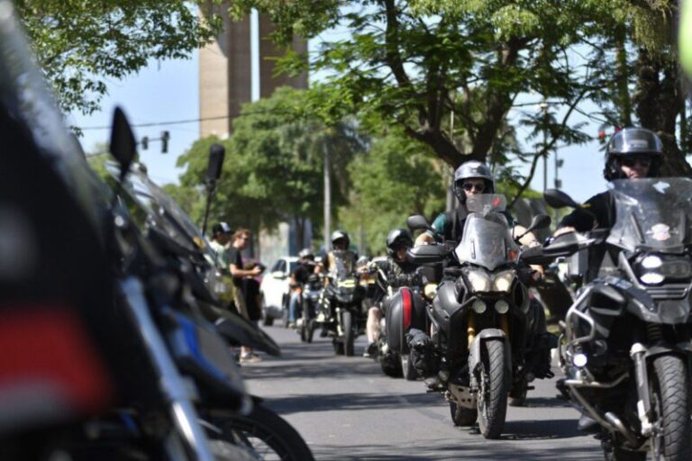 Motociclistas elegantes en el Distinguished Gentleman’s Ride en Corrientes