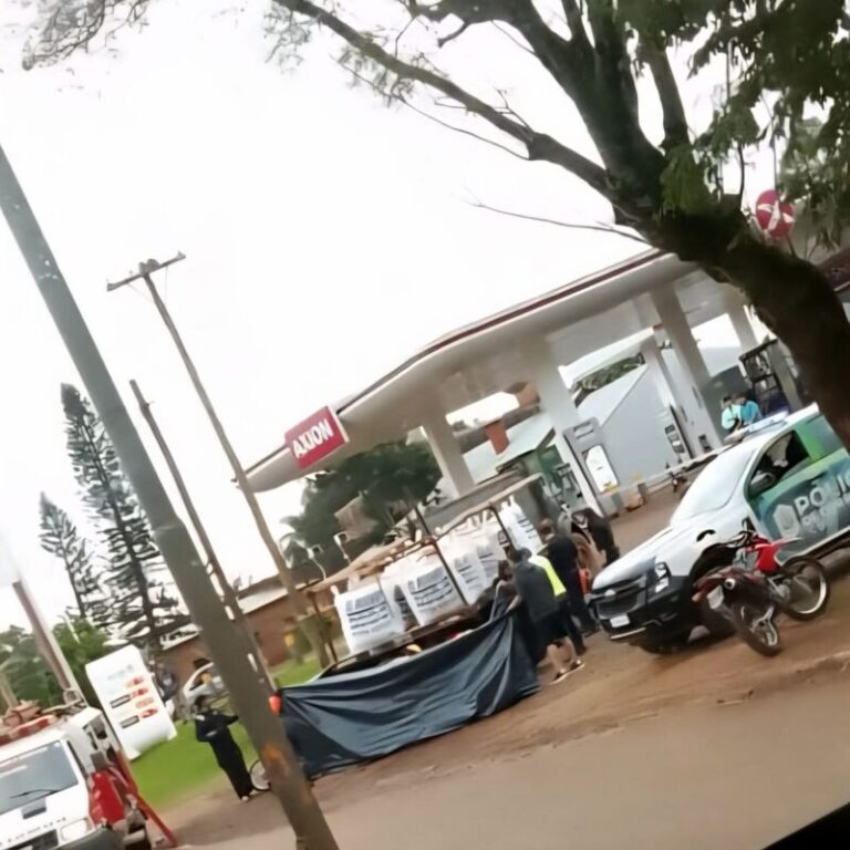 Accidente de tránsito en Virasoro con camión y motocicleta en estación de servicio