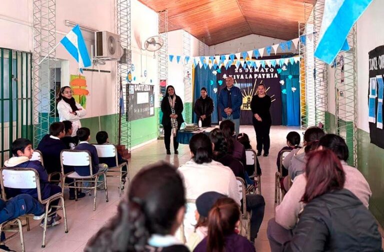 Equipo municipal en escuela rural de Bella Vista