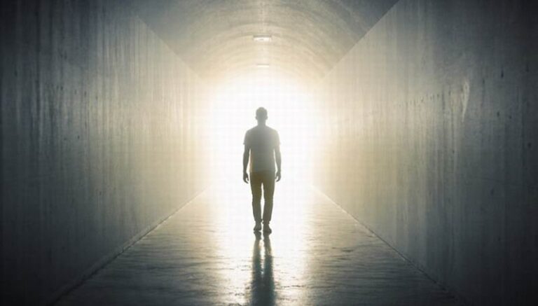 Representación abstracta de una experiencia cercana a la muerte con un túnel de luz