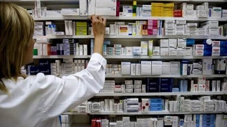 Farmacéuticos de Corrientes en alerta por deudas del Pami