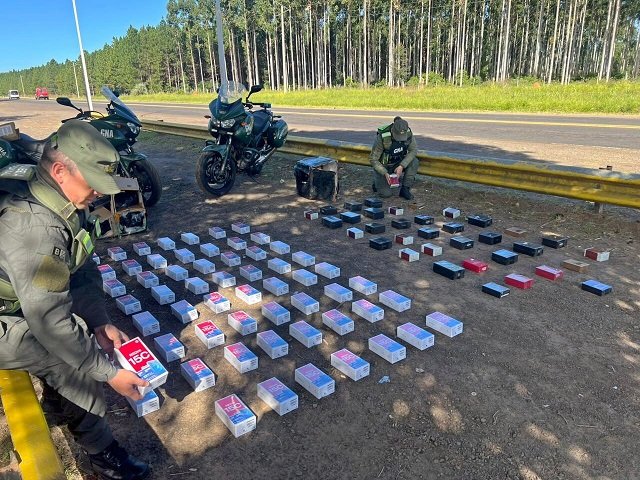 Efectivos de Gendarmería Nacional revisan encomiendas secuestradas en Ituzaingó
