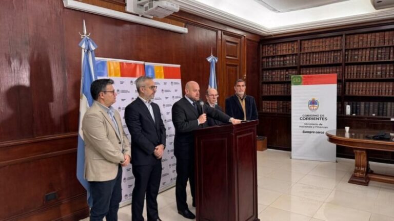 Ministro de Hacienda Héctor Grachot anunciando aumento salarial en Corrientes