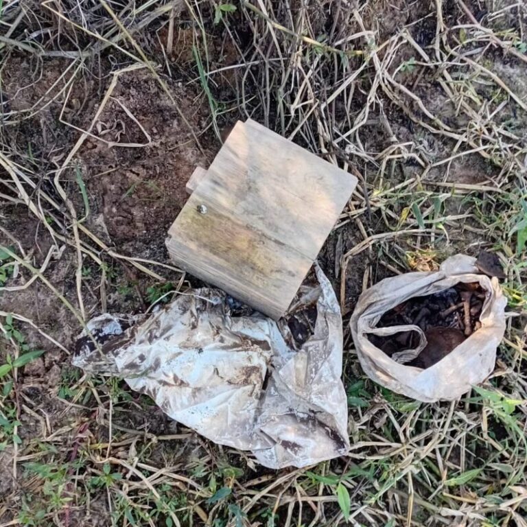 Caja de madera pequeña en la orilla de una represa
