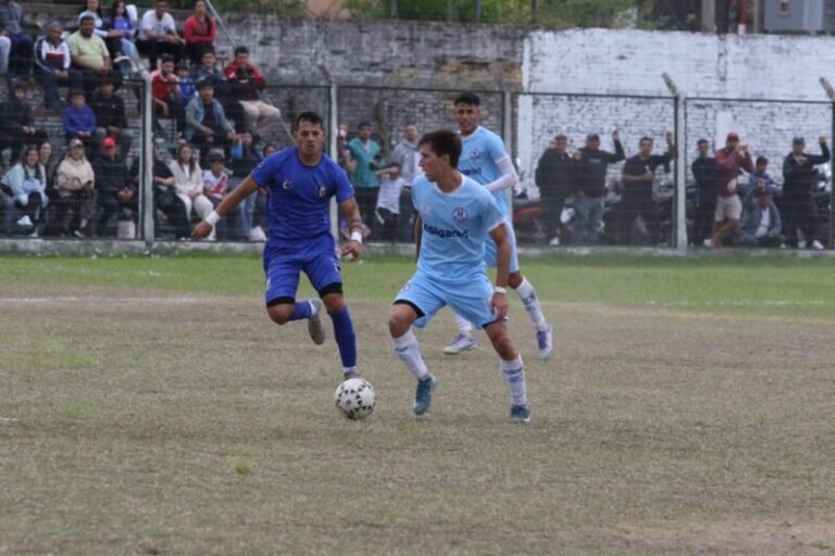 Partido de fútbol entre Huracán de Goya y Lipton en el estadio Ramón Oviedo