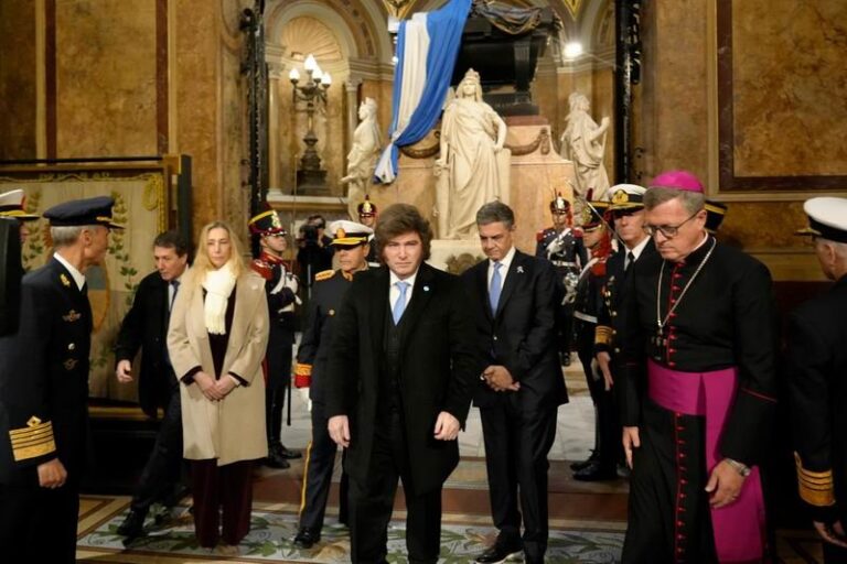 Arzobispo Jorge Ignacio García Cuerva durante el Te Deum en la Catedral Metropolitana
