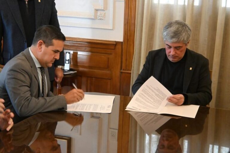 José Irigoyen firmando convenios con la Unne