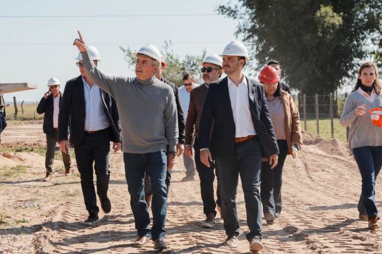Gobernador Juan Pablo Valdés durante la presentación de avances del plan Iberá en Concepción del Yaguareté Corá