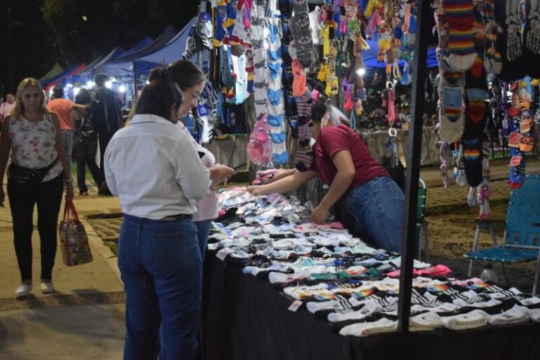 Puesto de feria con productos frescos y flores en el predio de La Unidad, Corrientes