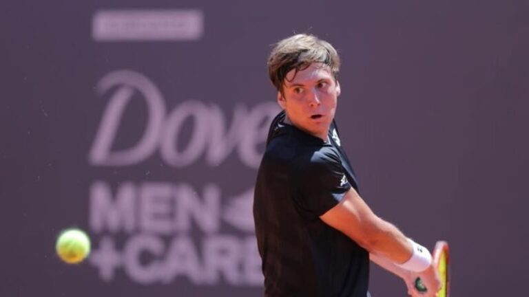 Lautaro Midón durante un partido de tenis