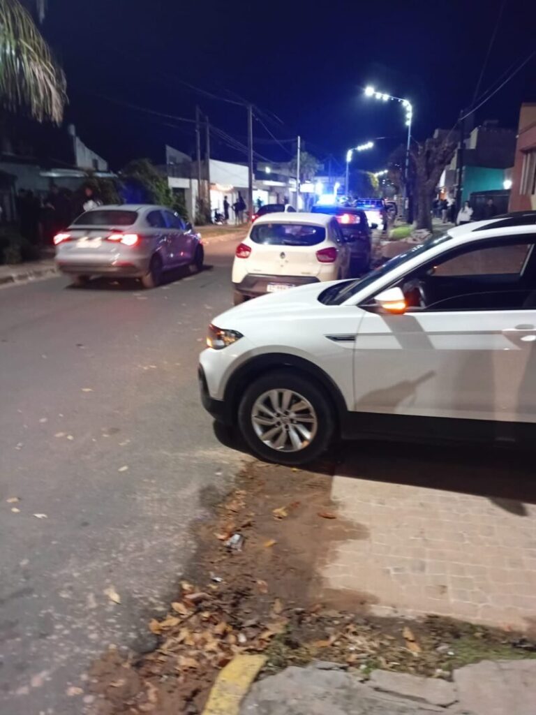 Vecinos reunidos en la calle tras un intento de robo en Bella Vista