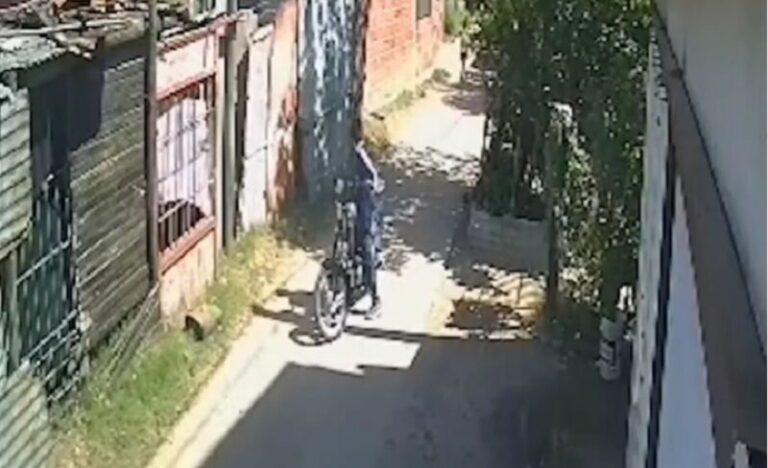 Moto destrozada tras ataque con palo en barrio Irupé Corrientes
