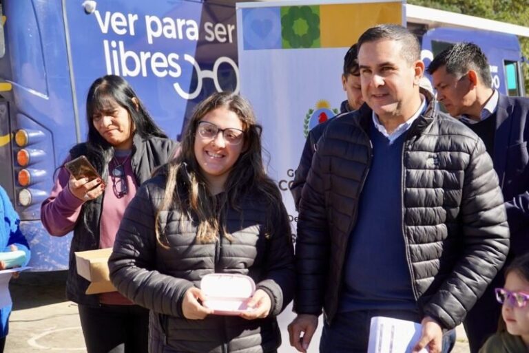 Niño recibiendo anteojos en operativo oftalmológico