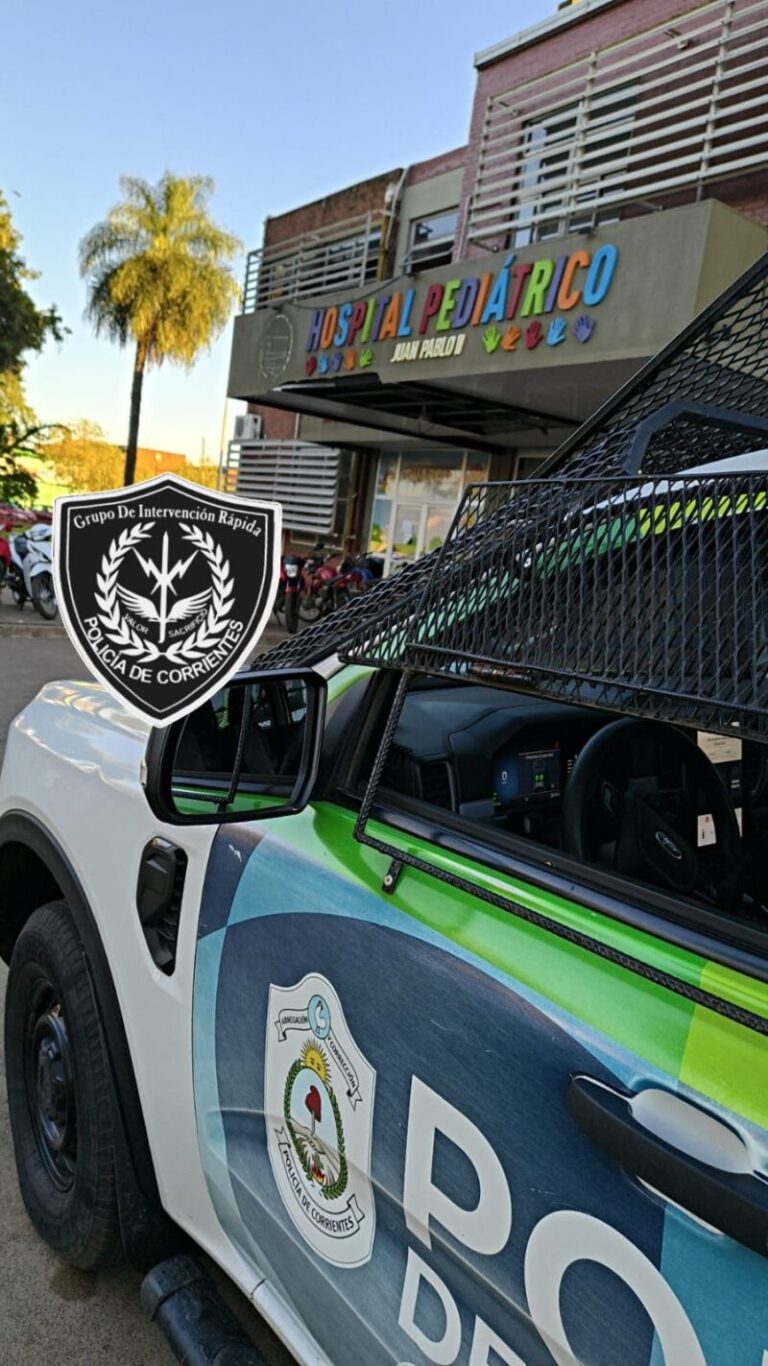 Policías del GIR asistiendo a una niña en el barrio Quilmes de Corrientes