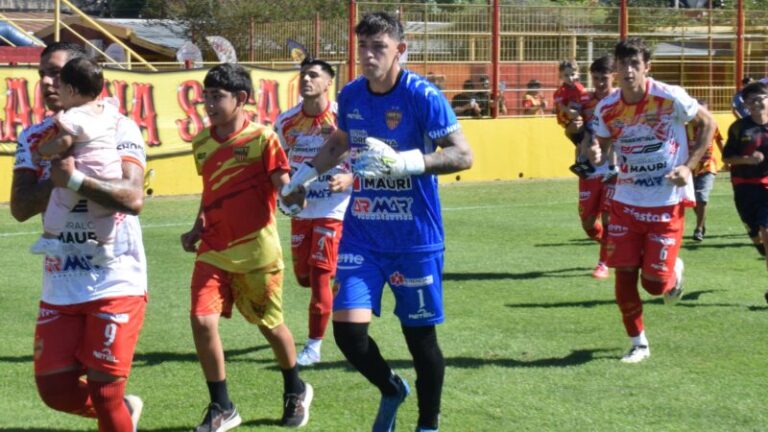 Federico Quijano, arquero de Boca Unidos, durante el partido ante Juventud Antoniana en Salta