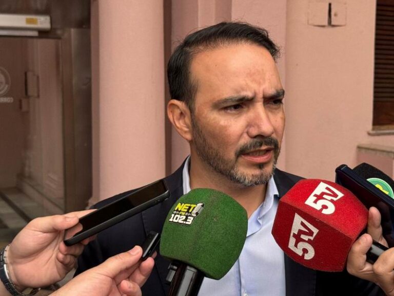 Gobernador Juan Pablo Valdés en conferencia de prensa sobre regalías y coparticipación