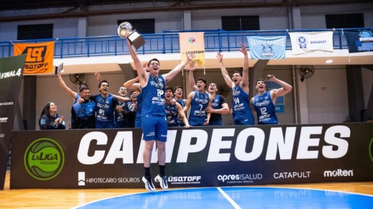 Plantel de Regatas Corrientes celebrando el título de la Liga Próximo U21