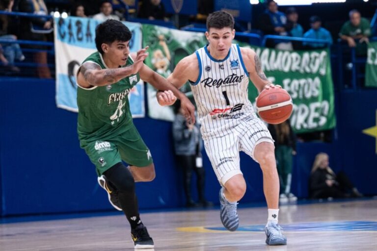 Jugadores de Regatas Corrientes en un partido de la Liga Nacional de Básquetbol