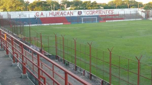 Estadio de Huracán Corrientes con campo de juego mojado tras las lluvias