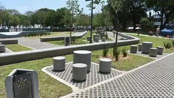Personas en bicicleta en el Anfiteatro José Hernández durante una rodada solidaria