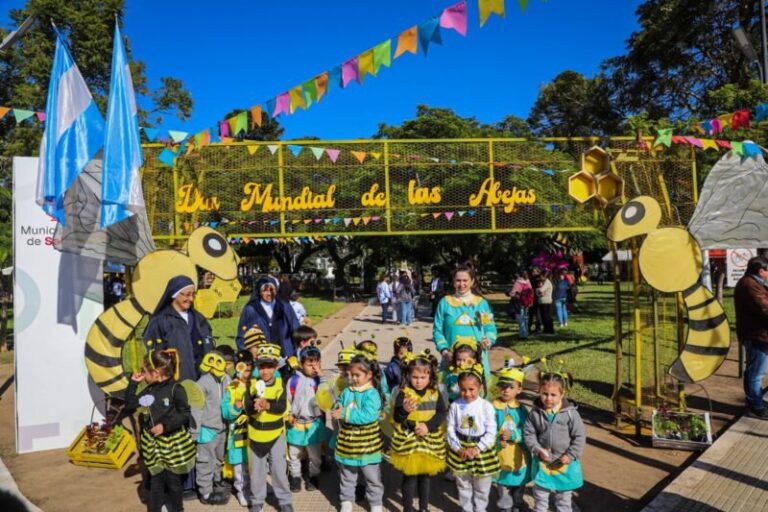 Jornada por el Día Mundial de las Abejas en la plaza Cabral de Saladas
