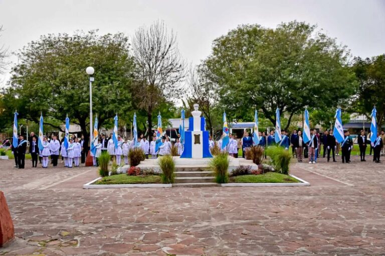 Monumento a Marciano Verón en la plaza del barrio Centenario de Saladas