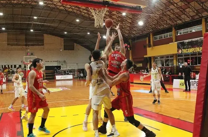 Partido de básquet entre Tokio y San Lorenzo de Monte Caseros en Posadas