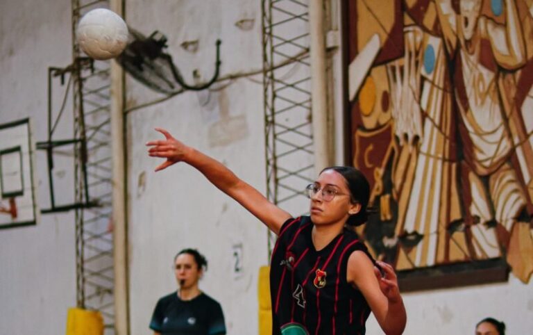 Jugadoras del Club San Martín de cestoball celebrando su clasificación