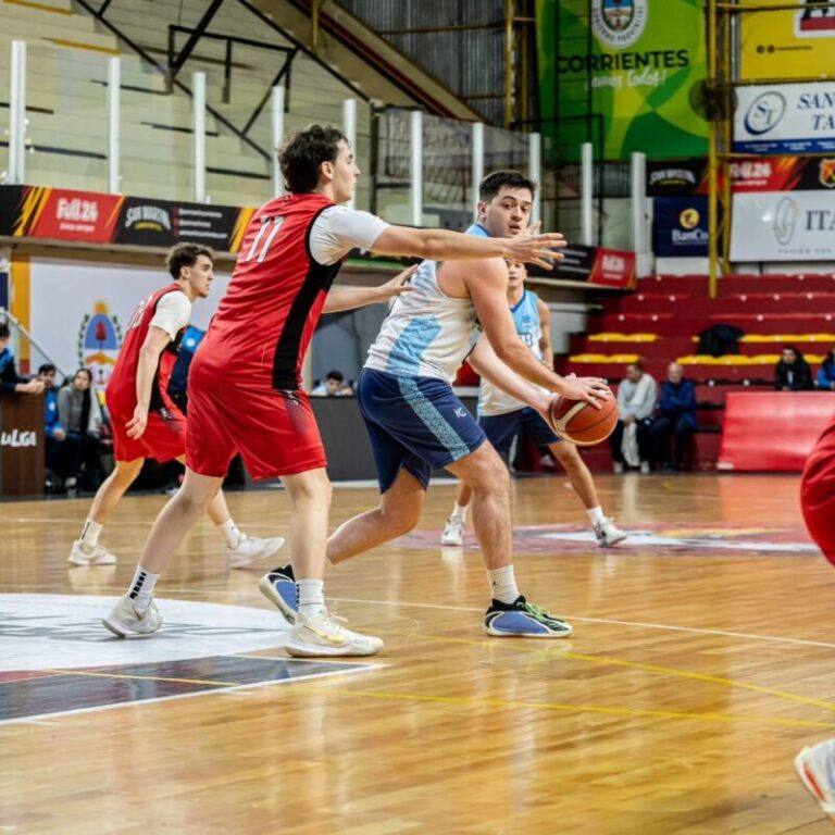 Partido de básquet entre San Martín y El Tala en el Fortín Rojinegro