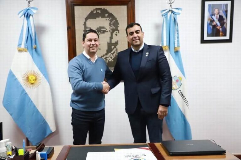 Intendentes de Santo Tomé y Gobernador Virasoro durante la firma de acuerdos de cooperación