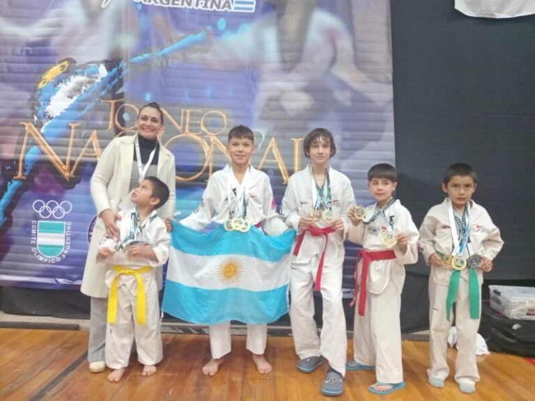 Atletas del CEPT de Santo Tomé con medallas en el Nacional de Taekwondo WT