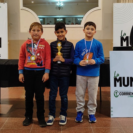 Jugadores de ajedrez en torneo Copa Ñandé en la Sociedad Española de Corrientes