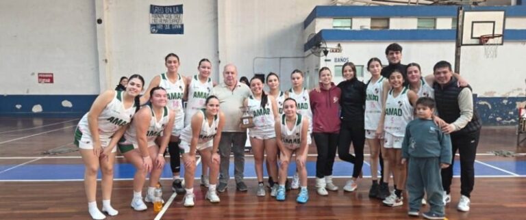 Equipo de Unión de Goya celebrando el título del Final Four de Juveniles femenino