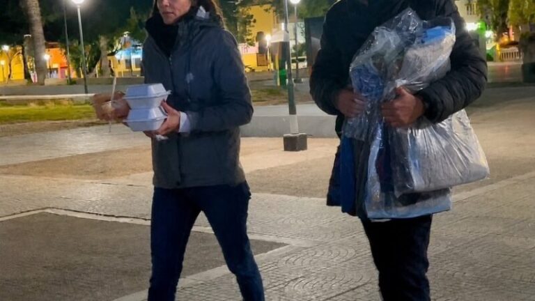 Personas recibiendo abrigo y alimentos durante operativo municipal en Corrientes