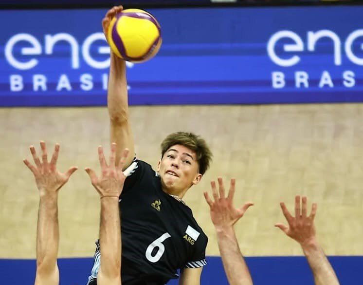 Jugador de vóley argentino Germán Gómez en acción durante partido de la VNL