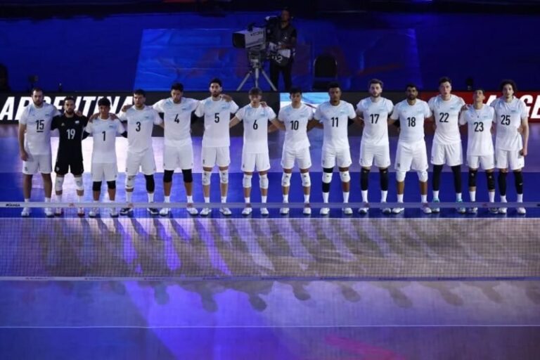 Germán Gómez en partido de vóley con la selección argentina
