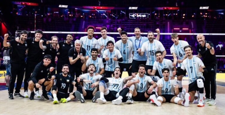 Selección Argentina de Vóley celebrando un punto durante el partido contra China en la VNL
