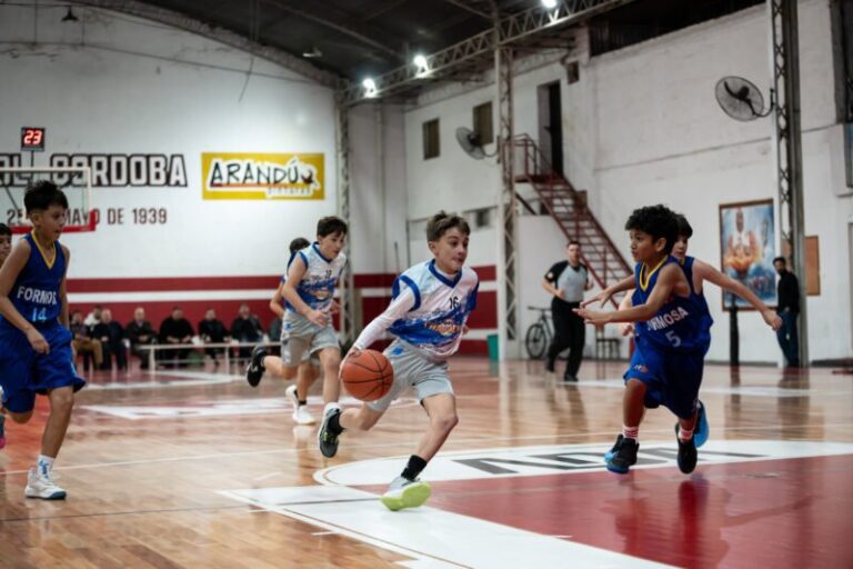 Partido de minibásquet en el Club Córdoba de Corrientes