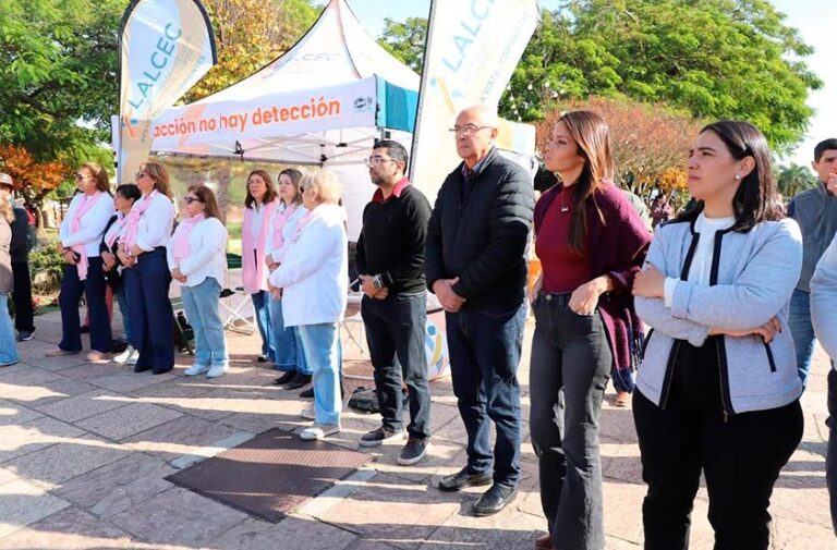 Participantes de la Marcha sin Tabaco en Bella Vista con pancartas