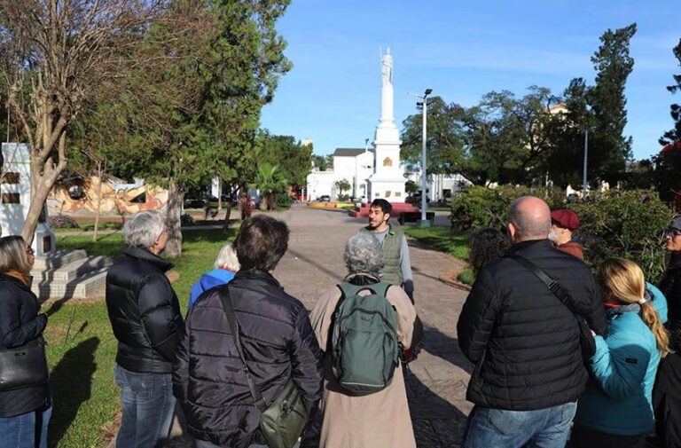 Turistas recorriendo la plaza Pedro Ferré en Bella Vista