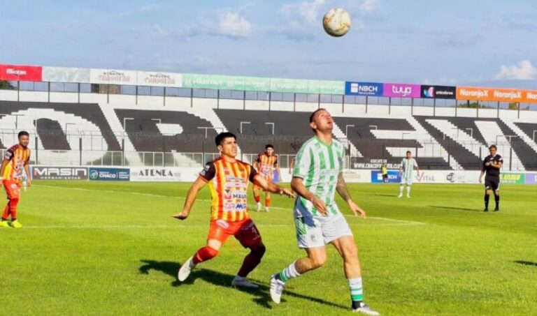 Partido de fútbol entre Defensores de Vilelas y Boca Unidos en el estadio de Chaco For Ever