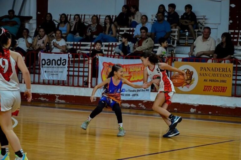 Partido de básquet formativo en Corrientes