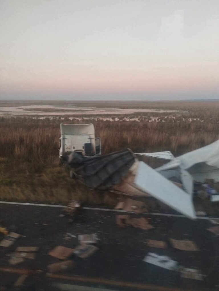 Vista del lugar del choque frontal entre colectivo y camión en 9 de Julio