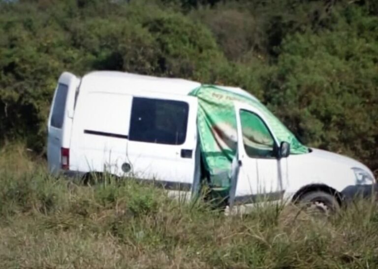 Vehículos involucrados en choque frontal en Ruta 27, Bella Vista