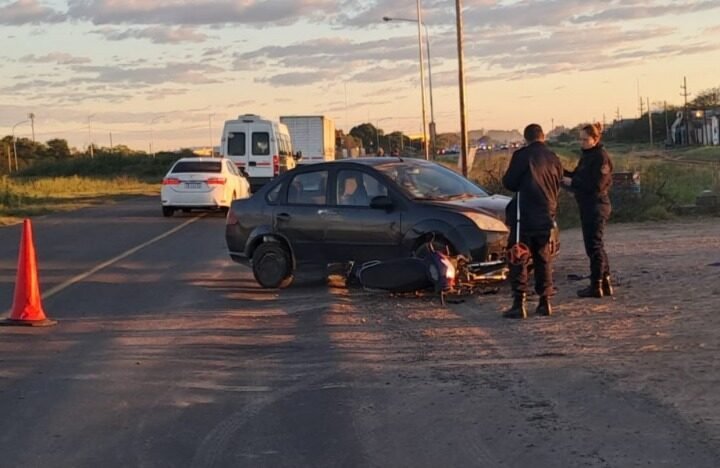 Motocicleta debajo de un automóvil tras choque en Ruta 12 y Maipú, Corrientes